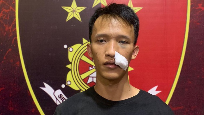 Pelaku pencurian uang di tempat kerja saat diamankan polisi