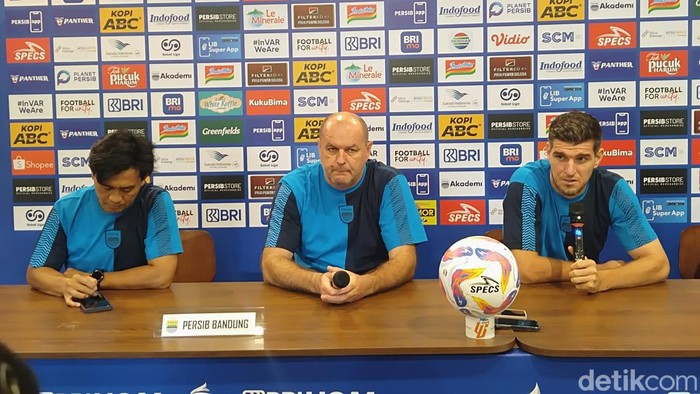 Pelatih Persib Bandung Bojan Hodak (tengah) saat memberikan keterangan kepada media jelang pertandingan Persib vs PSBS Biak.