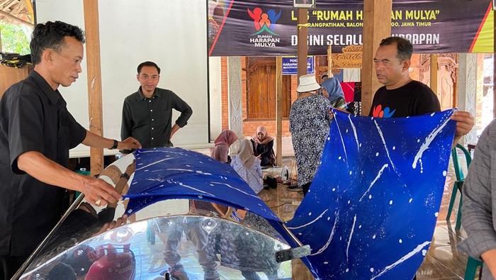 Pelatihan pengeringan kain batik menggunakan tenaga listrik di Ponorogo.