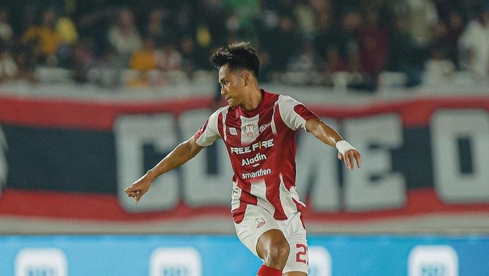 Pemain baru PSMS Medan Mohammad Kanu saat memaki jersey Persis Solo