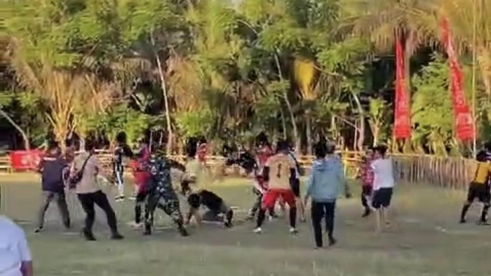 Pemain dan penonton sepakbola di Pinrang baku hantam.