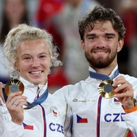 Pasangan pemain tenis ganda campuran asal Ceko, Katerina Siniakova dan Tomas Machac meraih medali emas di Olimpiade 2024 yang digelar di Paris, Prancis. Foto: Getty Images/Clive Brunskill