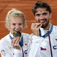 Keduanya sukses meraih medali emas mengalahkan pasangan China, Wang Xinyu dan Zhang Zhizhen di final tenis ganda campuran pada 2 Agustus 2024. Foto: Getty Images/Matthew Stockman