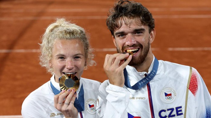 Pemain tennis ganda campuran Ceko, Katerina Siniakova dan Tomas Machac, raih medali emas di Olimpiade 2024 setelah putus cinta.