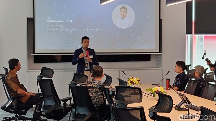 Saat ini perkembangan internet memang begitu pesat. Namun apakah jaringan komunikasi global ini telah dinikmati oleh seluruh masyarakat di Indonesia? Ketua Umum Asosiasi Penyelenggara Jasa Internet Indonesia (APJII) Muhammad Arif, megungkapkan jumlah pengguna internet di Indonesia meningkat.
