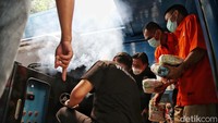 Petugas dan beberapa tersangka memusnahkan barang bukti narkoba.  