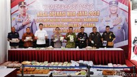 Ditresnarkoba Polda Metro Jaya Kombes Pol Donald P Simanjuntak dan jajarannya menggelar barang bukti narkoba di Mapolda Metro Jaya, Kamis (8/8/2024).