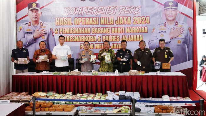 Polda Metro Jaya melaksanakan pemusnahan barang bukti ratusan kilogram narkotika di Polda Metro Jaya, Kamis (8/8/2024).