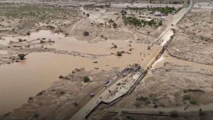 Penampakan Banjir Bandang di Yasman yang Tewaskan 45 Orang This image made from a video provided by the Ansar Allah Media Office, shows the southern city of Hodeidah, Yemen, where 30 people have been killed and hundreds displaced by flooding, on Wednesday, Aug. 7, 2024. (Ansar Allah Media Office via AP)