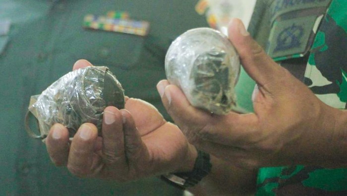 Dua buah granat aktif yang ditemukan oleh tentara saat membedah rumah warga Kabupaten Kupang, NTT.