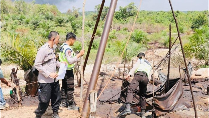 Penertiban sumur minyak ilegal di Desa Srigunung, Muba.