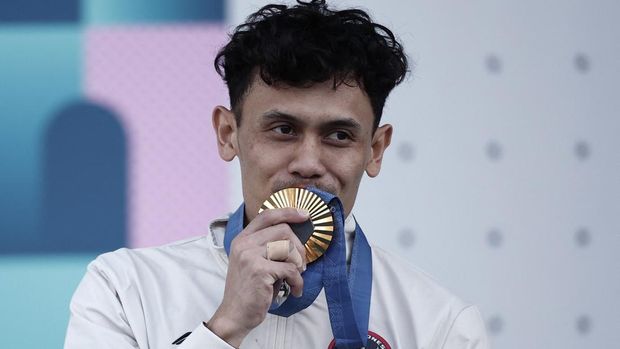 Peraih medali emas Veddriq Leonardo asal Indonesia merayakan podium. (REUTERS/Benoit Tessier)