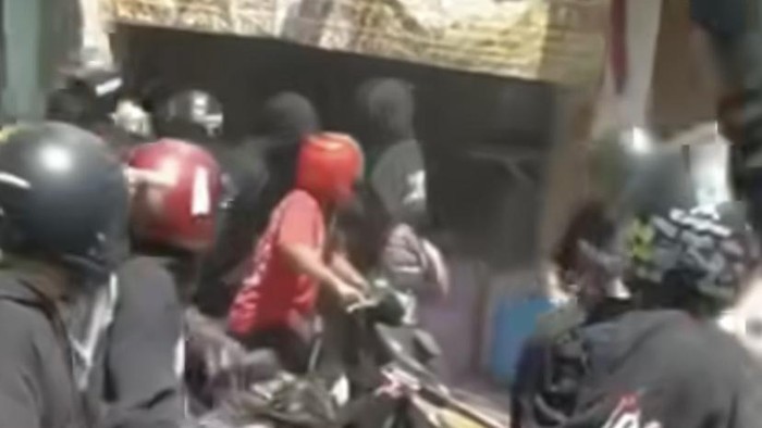 Pesilat yang juga sempat bikin onar di kawasan Jalan Manyar Kertoarjo Surabaya.