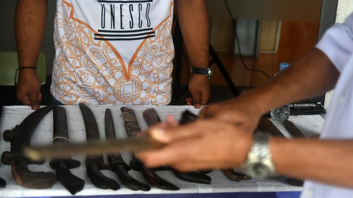 Pengunjung memegang senjata golok saat pameran Pesona Pusaka Nusantara 2024  di Bogor Creative Center, Kota Bogor, Jawa Barat, Kamis (8/8/2024). Pesona Pusaka Nusantara 2024 diselenggarakan komunitas Pelestari Golok Pedang Nusantara dengan kegiatan pameran pusaka, edukasi budaya, seni kreasi silat dan musik tradisional Sunda untuk mengenalkan dan melestarikan warisan budaya bangsa kepada generasi muda. ANTARA FOTO/Arif Firmansyah/foc.