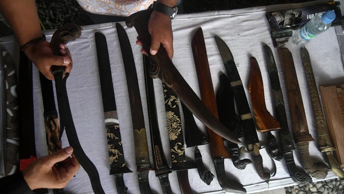 Pengunjung memegang senjata golok saat pameran Pesona Pusaka Nusantara 2024  di Bogor Creative Center, Kota Bogor, Jawa Barat, Kamis (8/8/2024). Pesona Pusaka Nusantara 2024 diselenggarakan komunitas Pelestari Golok Pedang Nusantara dengan kegiatan pameran pusaka, edukasi budaya, seni kreasi silat dan musik tradisional Sunda untuk mengenalkan dan melestarikan warisan budaya bangsa kepada generasi muda. ANTARA FOTO/Arif Firmansyah/foc.