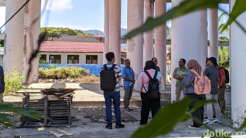 Petugas KPK dan BPKP NTB memeriksa fisik gedung TES atau selter tsunami di Kecamatan Pemenang, Lombok Utara, Kamis (8/8/2024). Foto: (Ahmad Viqi/detikBali).