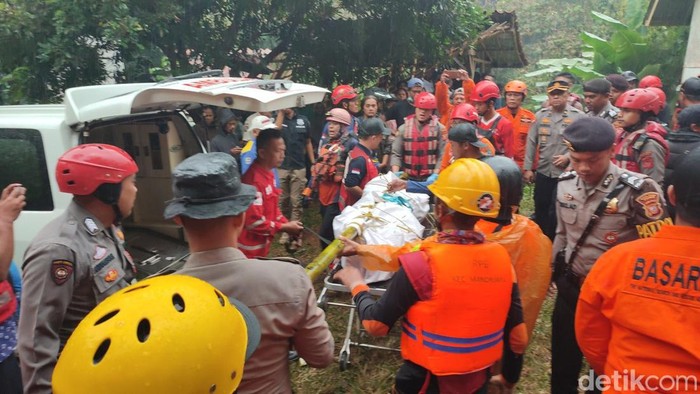 Petugas Tim SAR gabungan mengevakuasi pria Ciamis yang diduga jatuh di Jembatan Cirahong