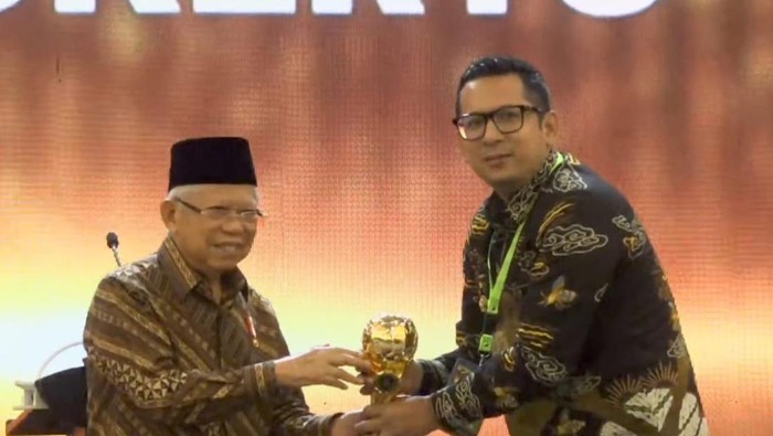Pj Wali Kota Mojokerto Ali Kuncoro menerima UHC dari Wapres KH Ma’ruf Ami