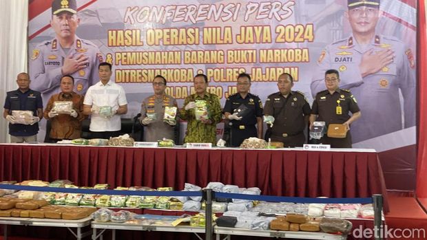 Polda Metro Jaya memusnahkan ganja hingga sabu hasil Operasi Nila Jaya 2024.