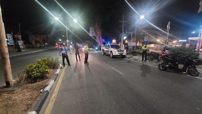 Polisi melakukan olah TKP kecelakaan lalu lintas di Jalan Jenderal Sudirman, Kota Jambi