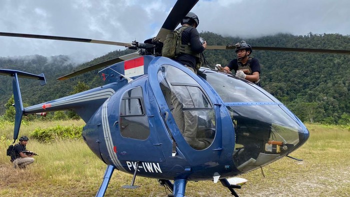 Polisi mengevakuasi helikopter pilot Glen Malcolm Conning yang dibunuh KKB di Mimika.