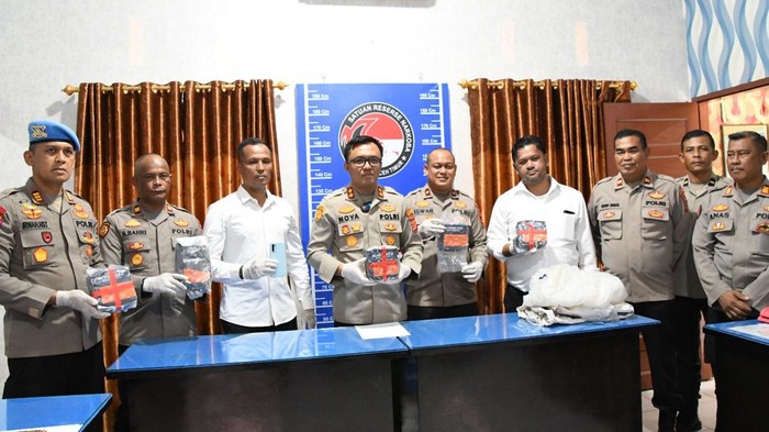 Polisi saat memperlihatkan barang bukti sabu. (Foto: dok Polres Aceh Timur).