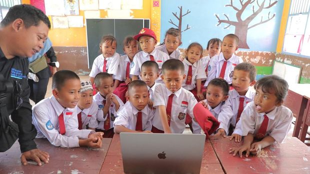 Potrek anak-anak SD di Kepulauan Pongok saat belajar.