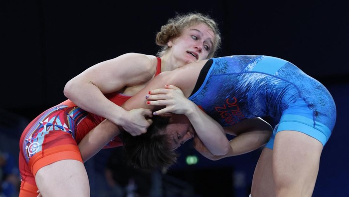 Potret Amit Elor, Pegulat AS Termuda yang Menangkan Emas Olimpiade Paris 2024 Olympics - Wrestling - Women's Freestyle 68kg Final - Champ-de-Mars Arena, Paris, France - August 06, 2024. Amit Elor of United States in action with Meerim Zhumanazarova of Kyrgyzstan. REUTERS/Kim Kyung-Hoon