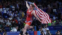 Setelah menang, ia menggantungkan bendera AS di punggungnya dan melompat-lompat di atas matras. REUTERS/Kim Kyung-Hoon