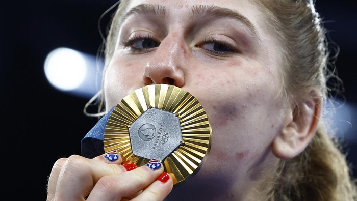 Potret Amit Elor, Pegulat AS Termuda yang Menangkan Emas Olimpiade Paris 2024 Olympics - Wrestling - Women's Freestyle 68kg Victory Ceremony - Champ-de-Mars Arena, Paris, France - August 06, 2024. Gold medallist Amit Elor of United States kisses her medal. REUTERS/Kim Kyung-Hoon