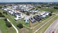 Gambar drone menunjukkan rumah-rumah hasil cetak 3D di komunitas Wolf Ranch di Georgetown, Texas. ICON, pemimpin teknologi konstruksi canggih yang mempelopori pencetakan 3D skala besar, dan Lennar, salah satu pembangun rumah terkemuka di Amerika Serikat, telah mulai membangun komunitas rumah cetak 3D.  
