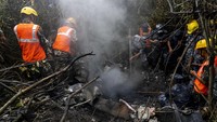 Tampak asap dari helikopter tersebut mengepul di lokasi kejadian.