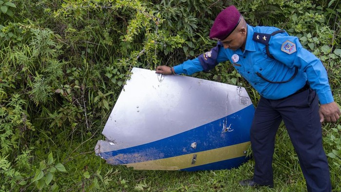 Sebuah helikopter jatuh di hutan Nepal tak lama setelah lepas landas pada hari Rabu (7/8). Lima orang di penumpang tewas dalam kejadian ini.