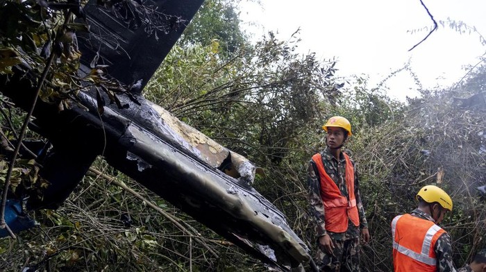 Sebuah helikopter jatuh di hutan Nepal tak lama setelah lepas landas pada hari Rabu (7/8). Lima orang di penumpang tewas dalam kejadian ini.