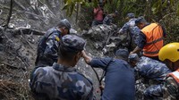 Jubir polisi dan Bahadur Karki, dikutip dari Reuters mengatakan keempat penumpang ada warga negara China, tiga orang pria dan satu wanita, sementara pilot adalah pria Nepal.