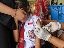 Ekspresi Siswa SD di Semarang saat Disuntik Imunisasi