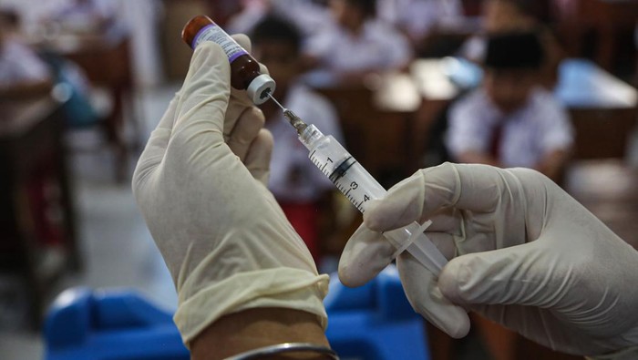 Seorang siswa menutup matanya saat disuntikkan vaksin imunisasi Measles Rubella (MR) pada kegiatan bulan imunisasi anak sekolah (BIAS) di SD Negeri Sawah Besar 2, Semarang, Jawa Tengah, Kamis (8/8/2024). Program BIAS Diptheria Tetanus (DT), Tetanus Diphteria (TD), Measles Rubella (MR), dan Human Papiloma Virus (HPV) yang digelar secara rutin sebanyak dua kali dalam setahun ke sejumlah sekolah kota tersebut guna menjamin pelajar mendapatkan perlindungan terhadap penyakit difteri, tetanus, serta kanker serviks. ANTARA FOTO/Makna Zaezar/foc.