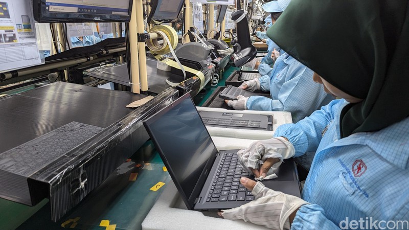 Proses perakitan laptop Asus di Batam