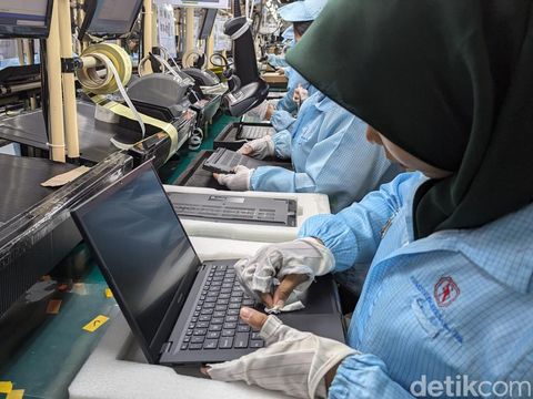 Proses perakitan laptop Asus di Batam