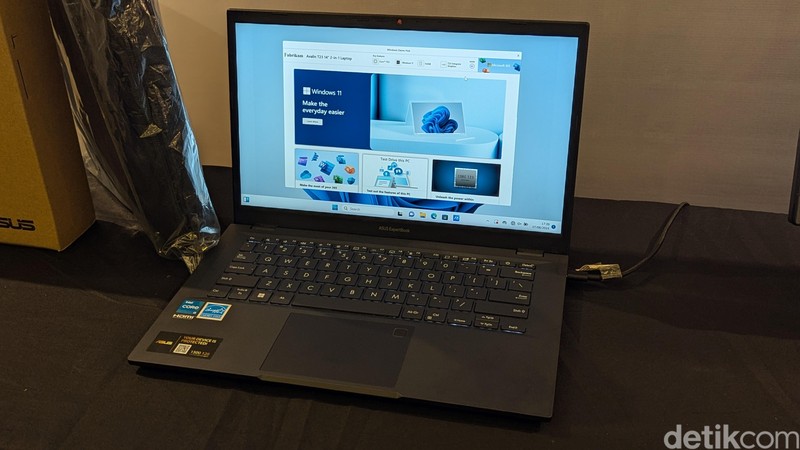 Proses perakitan laptop Asus di Batam