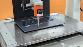 Di sini laptop Asus juga diuji ketahanannya lewat beberapa tes, termasuk touchpad yang menjalani uji tekanan menggunakan mesin khusus. Foto: Virgina Maulita Putri/detikINET