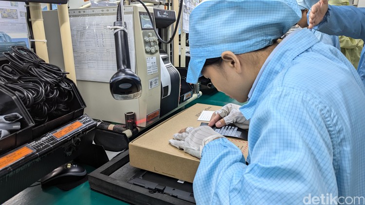 Proses produksi laptop Asus di Batam