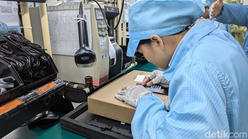 Kotak kemasannya diberikan label yang berisi informasi tentang spesifikasi laptop. Tidak ketinggalan aksesoris seperti kabel, charger, dan tas bonus penjualan juga dimasukkan ke dalam kotak kemasan. Foto: Virgina Maulita Putri/detikINET