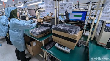 Unit yang sudah dikemas kemudian ditimbang untuk memastikan tidak ada komponen yang tertinggal di dalamnya. Foto: Virgina Maulita Putri/detikINET