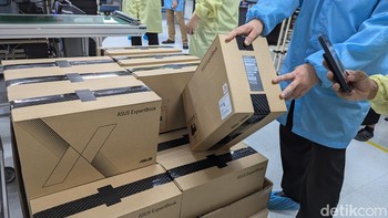 Ini dia laptop Asus Expertbook B1 BG1408CVA dalam kotak kemasan lengkapnya yang siap dikapalkan. Label di kemasan ini tertulis Made in Indonesia. Foto: Virgina Maulita Putri/detikINET