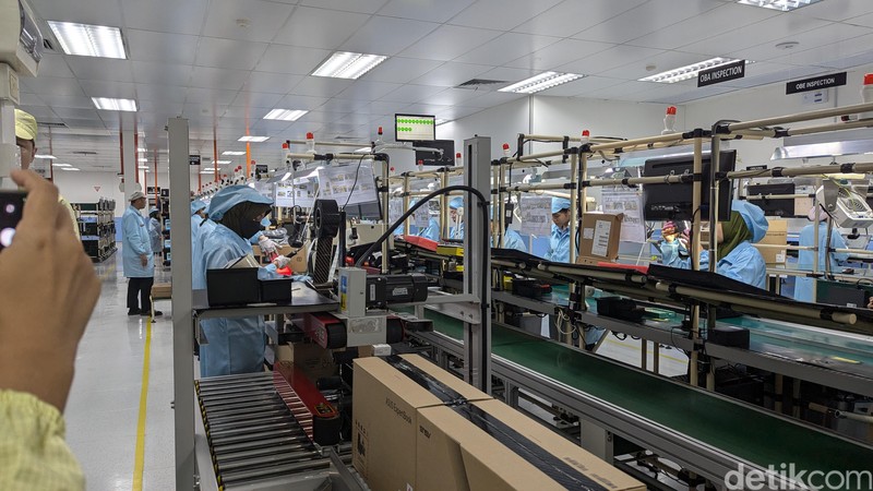 Proses produksi laptop Asus di Batam