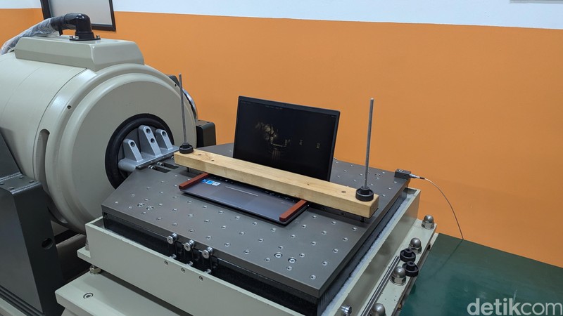 Proses produksi laptop Asus di Batam