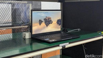 Selanjutnya ada uji performa, di mana laptop Asus diaktifkan non-stop selama lima hari dengan pengaturan prosesor, RAM, grafis, dan layar tertinggi. Laptop Asus juga menjalani drop test, water pressure test, dan temperature test. Foto: Virgina Maulita Putri/detikINET