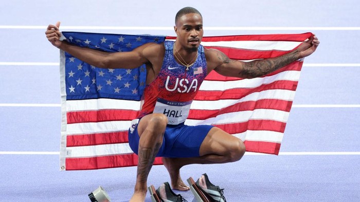 PARIS, FRANCE - AUGUST 07: Quincy Hall of Team United States celebrates winning the gold medal after competing in the Mens 400m Final on day twelve of the Olympic Games Paris 2024 at Stade de France on August 07, 2024 in Paris, France. (Photo by Jean Catuffe/Getty Images)