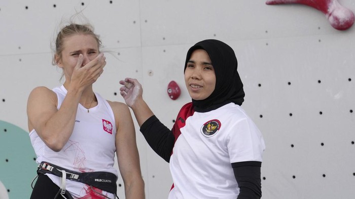 Aleksandra Kalucka of Poland, left, reacts after competing against Rajiah Sallsabillah of Indonesia, right, in the womens speed final during the sport climbing competition at the 2024 Summer Olympics, Wednesday, Aug. 7, 2024, in Le Bourget, France. (AP Photo/Tsvangirayi Mukwazhi)